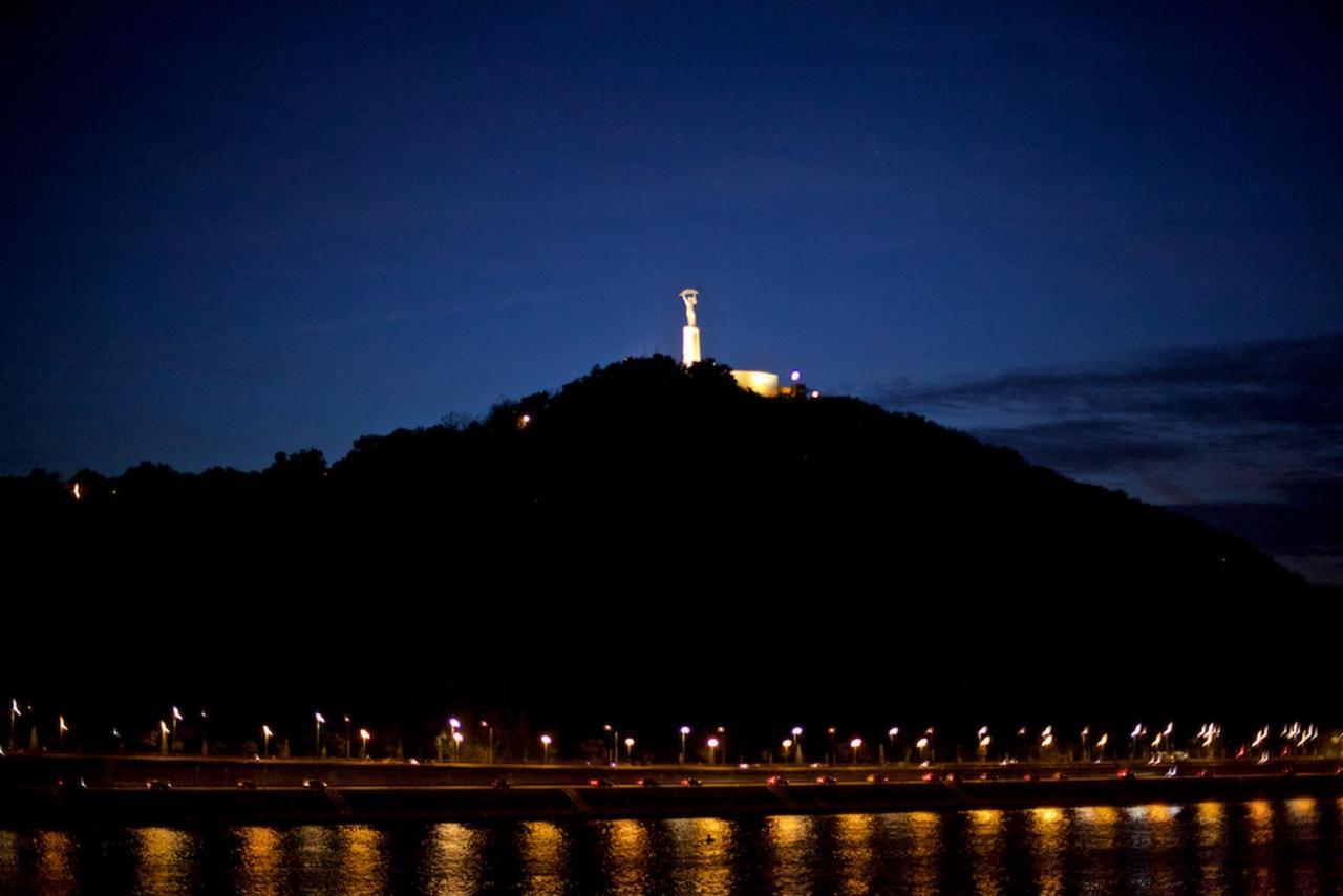 Pelicanstay At Riverside Danube Budapest Exterior photo